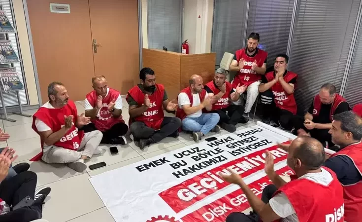 Karşıyaka Belediyesi işçileri, maaş alamadıkları gerekçesiyle eylem yaptı