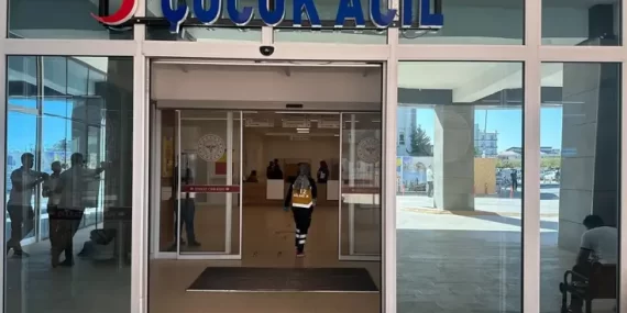 Oyun sırasında arabanın bagajında mahsur kalan çocuk ağır yaralandı