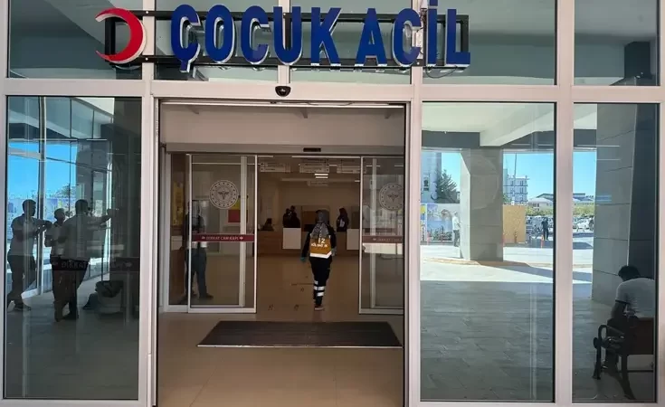 Oyun sırasında arabanın bagajında mahsur kalan çocuk ağır yaralandı