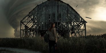 Sahildeki-Etkinlik-Alaninda-Buyuk-Tehlike-Firtina-Sahneyi-Yikti-Baskan-Olumden-Dondu-featured